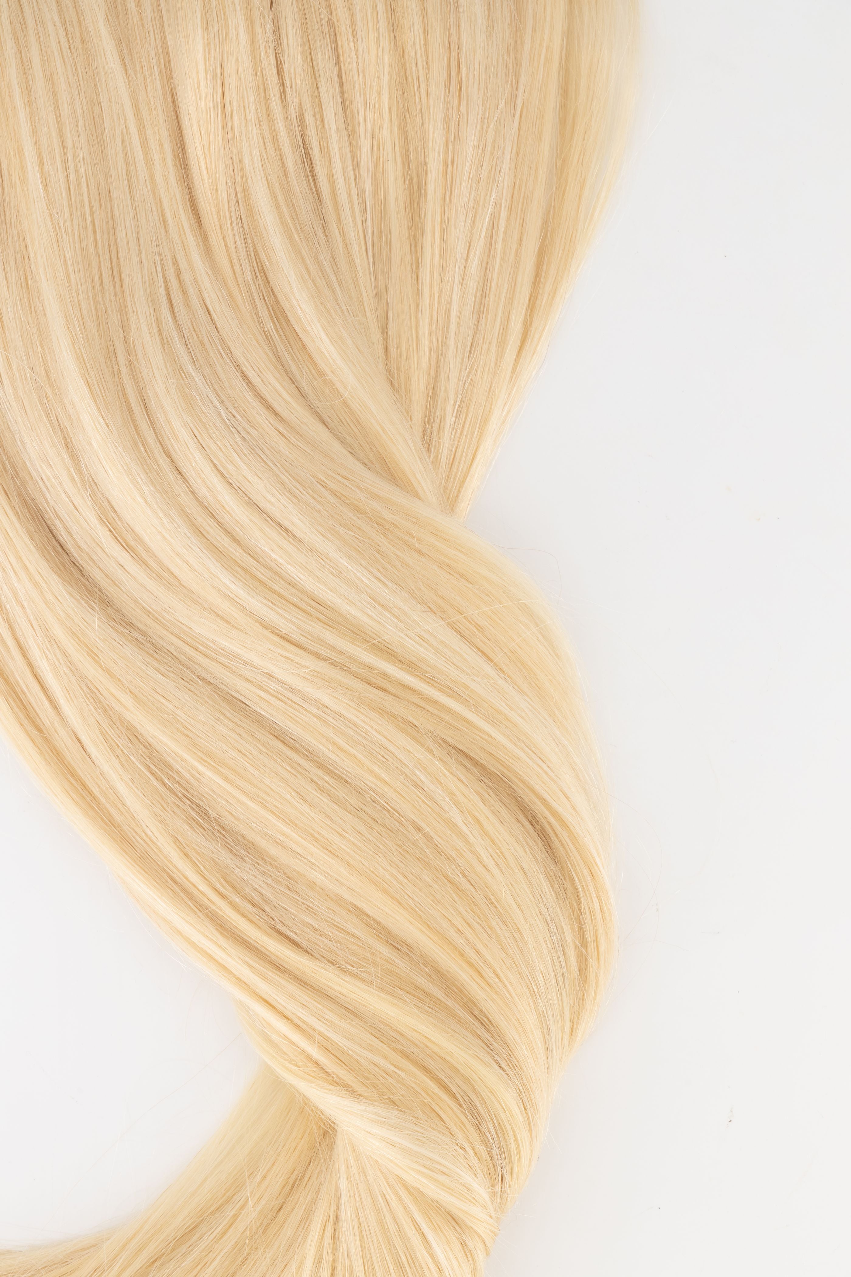 Frontrow set of clip-in hair extensions in light blonde