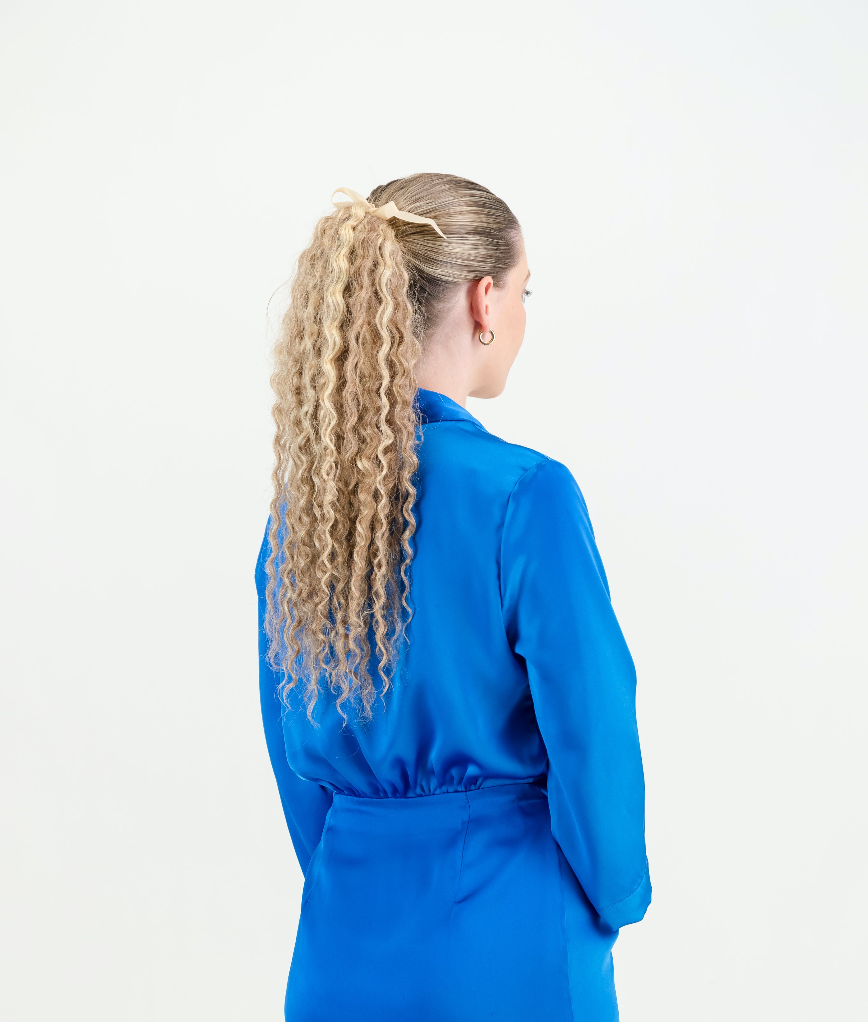 Frontrow curly clip-in ponytail in shade mixed toffee